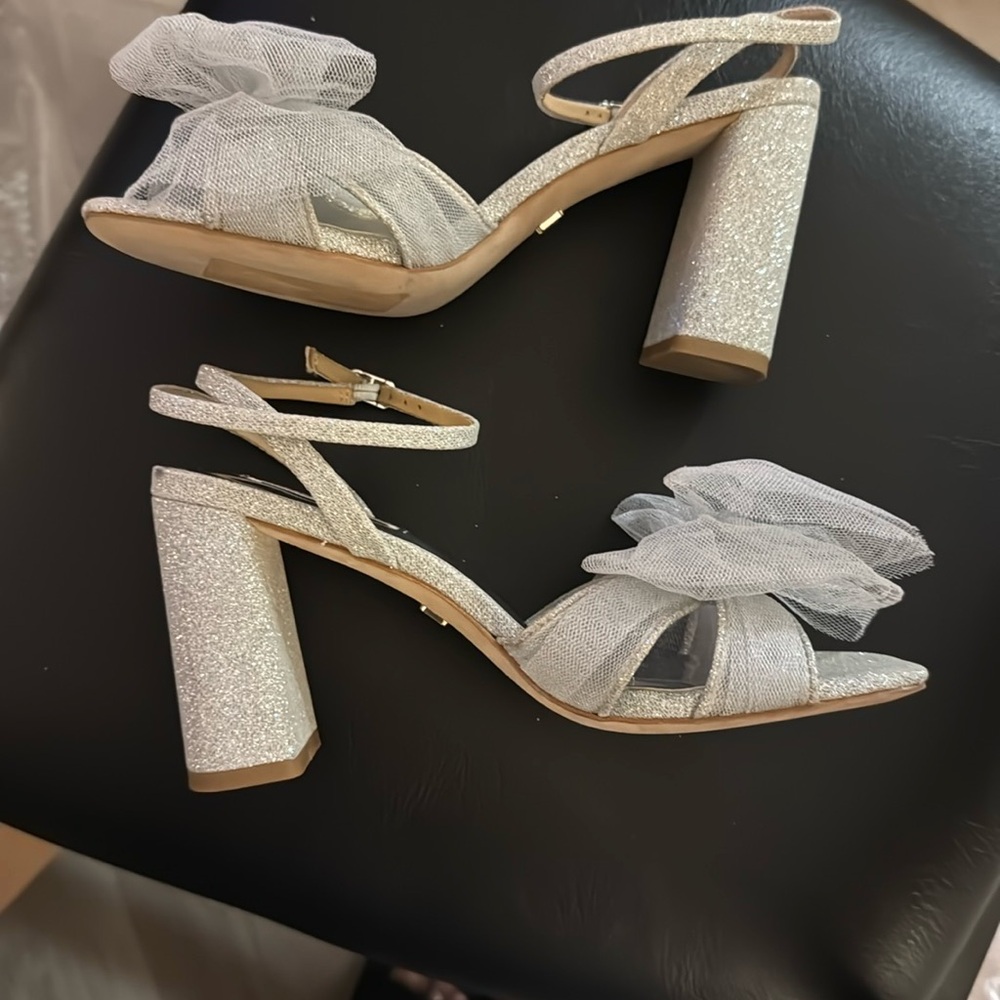 Badgley Mischka Tess Silver Glittery Sandal Size 6 Retail Price $215
